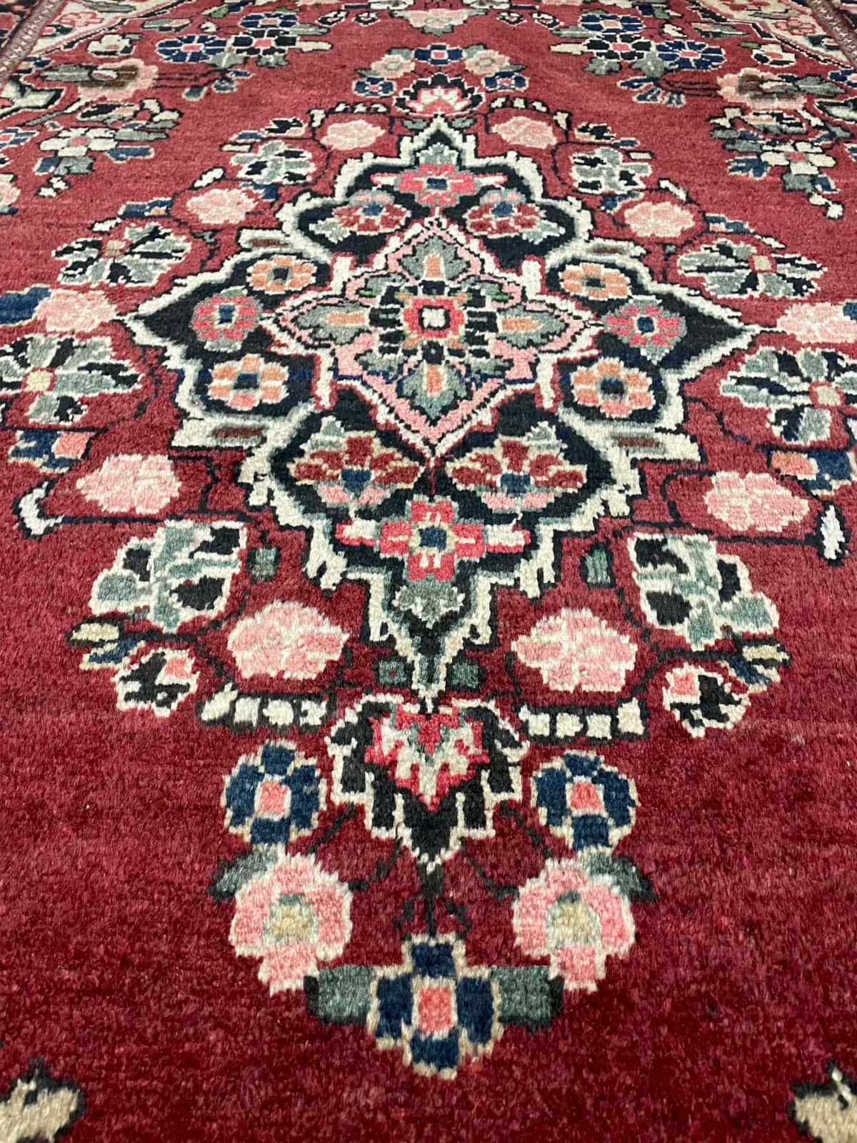 persischer Teppich im Arak Stil in den Maßen 204 Zentimeter Länge mal 126 Zentimeter Breite mit überwiegend rot Farben — Perspektive