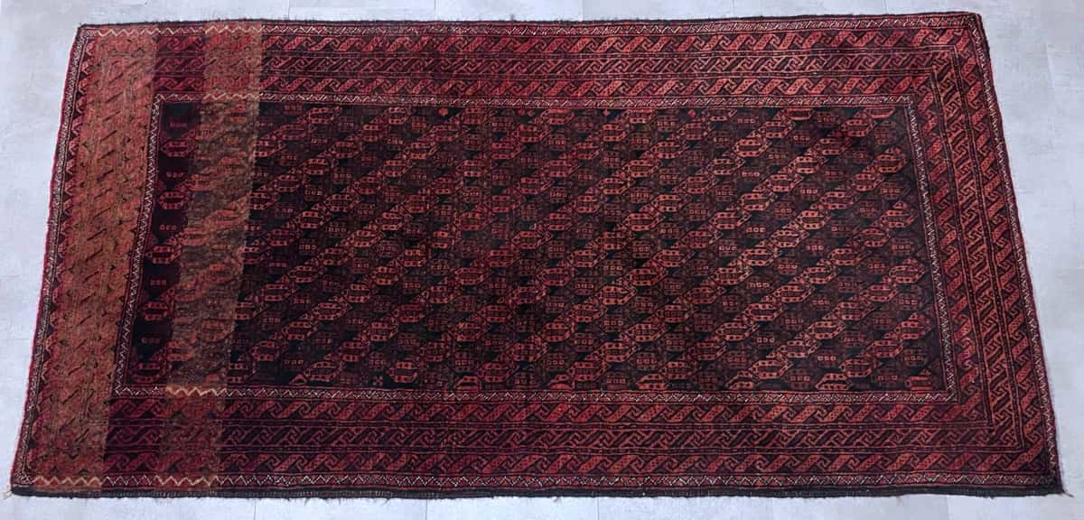 persischer Teppich in den Maßen 186 Zentimeter Länge mal 97 Zentimeter Breite mit überwiegend rot und braun Farben — Perspektive