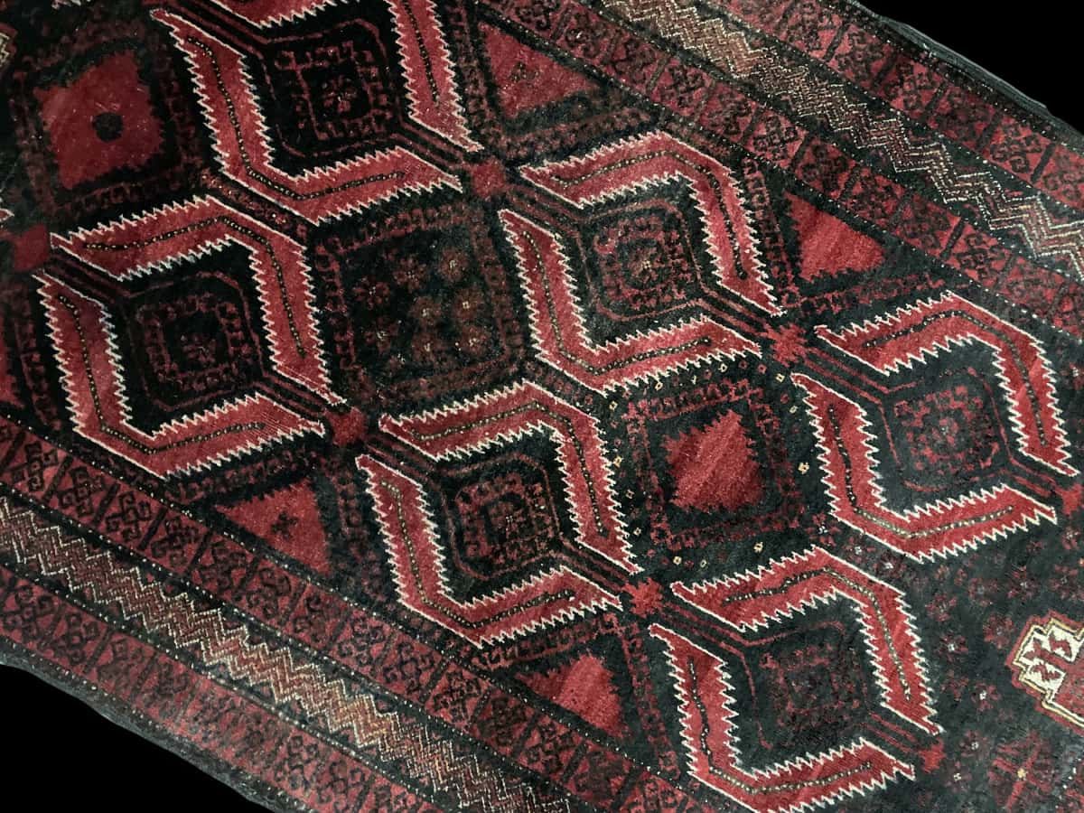 Persian rug of Baluch style in dimensions 184 centimeters length by 105 centimeters width with mainly red colors — Perspective