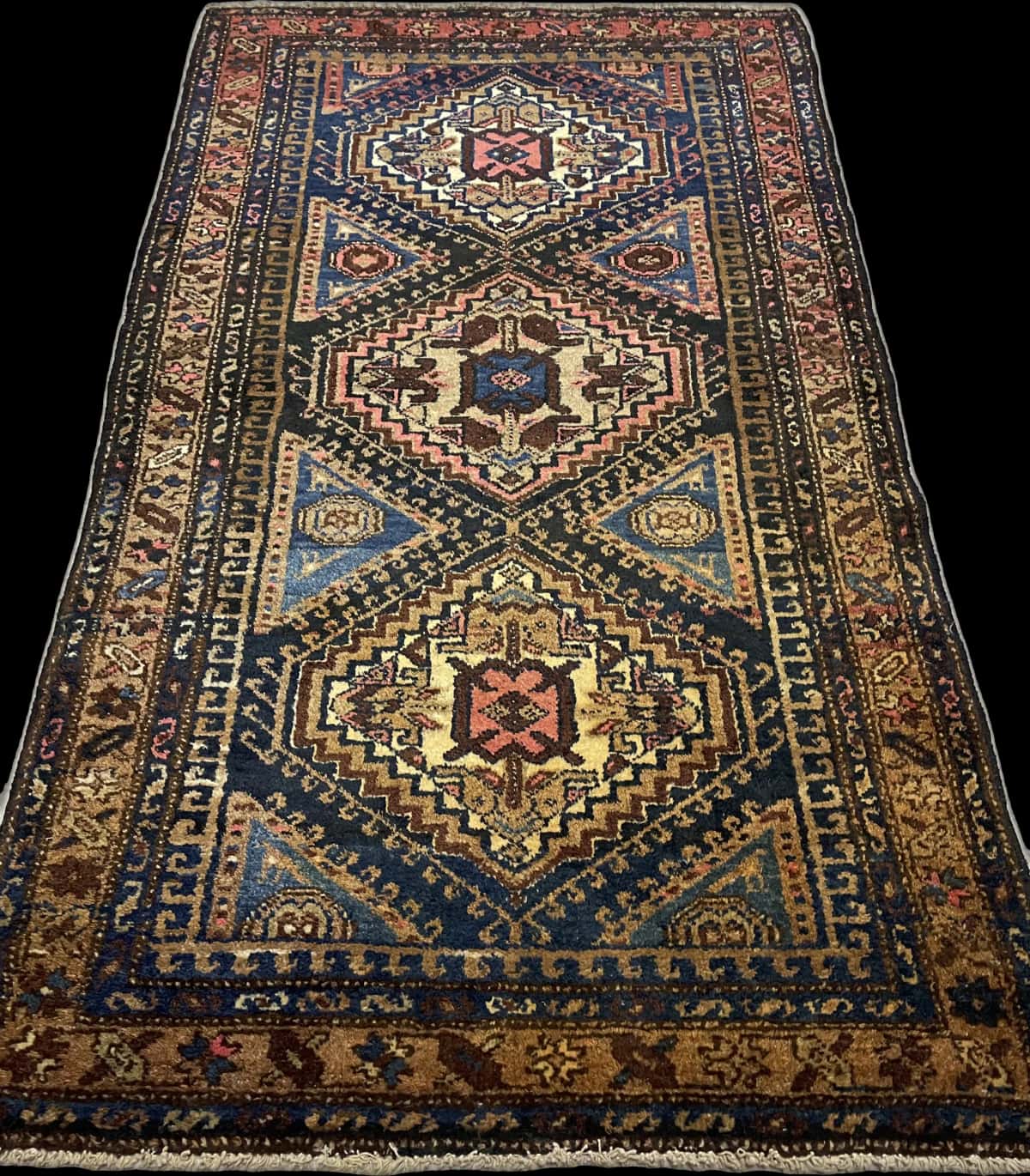 Persian rug of Hamadan style in dimensions 170 centimeters length by 97 centimeters width with mainly colorful colors — Perspective