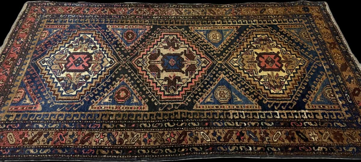 Persian rug of Hamadan style in dimensions 170 centimeters length by 97 centimeters width with mainly colorful colors — Perspective