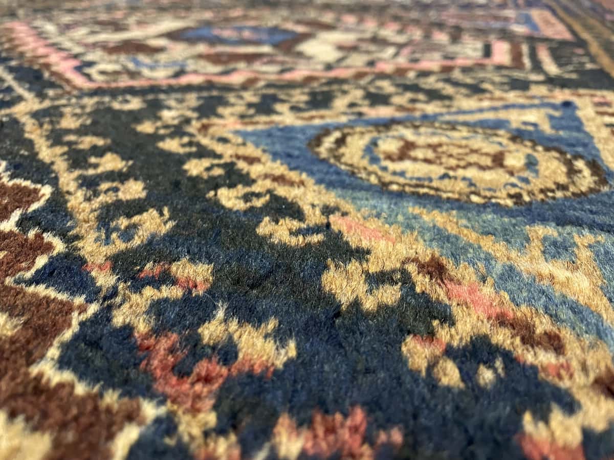 Persian rug of Hamadan style in dimensions 170 centimeters length by 97 centimeters width with mainly colorful colors — Texture close-up