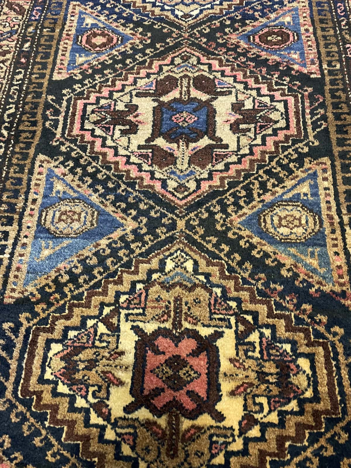 Persian rug of Hamadan style in dimensions 170 centimeters length by 97 centimeters width with mainly colorful colors — Texture close-up
