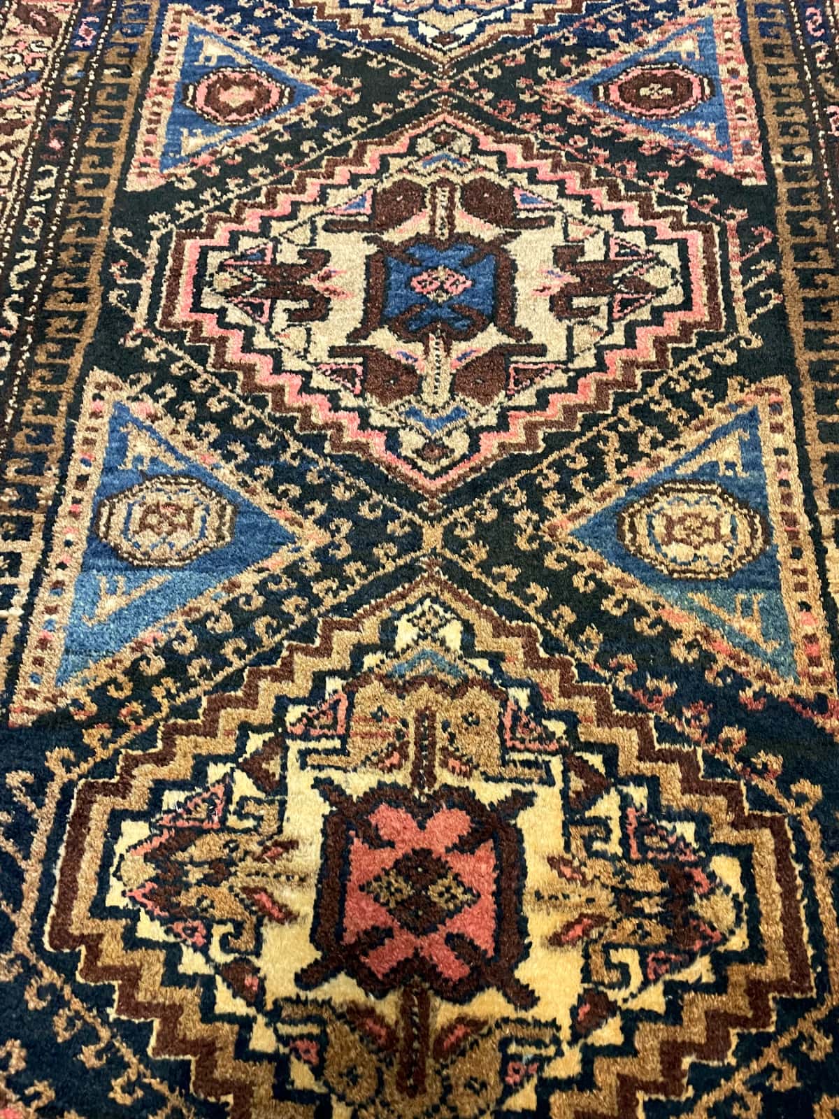 persischer Teppich im Hamadan Stil in den Maßen 170 Zentimeter Länge mal 97 Zentimeter Breite mit überwiegend bunt Farben — Nahaufnahme der Textur