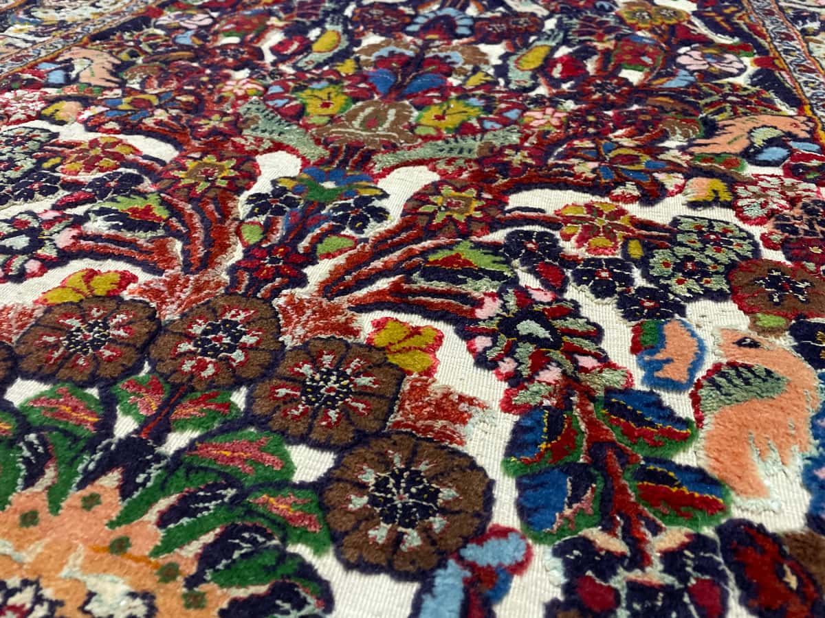 persischer Teppich im Kashmar Stil in den Maßen 180 Zentimeter Länge mal 103 Zentimeter Breite mit überwiegend bunt Farben — Nahaufnahme der Textur
