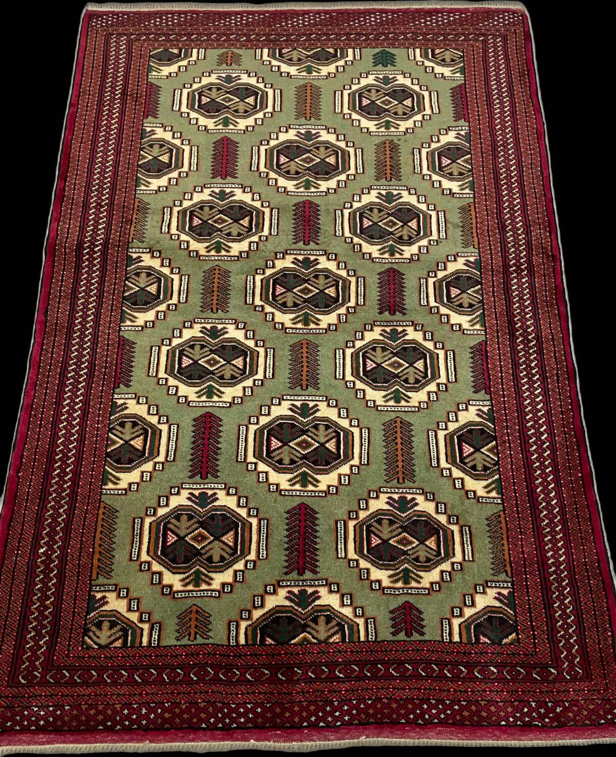 Persian rug of Turkoman style in dimensions 193 centimeters length by 130 centimeters width with mainly red and green colors — Perspective