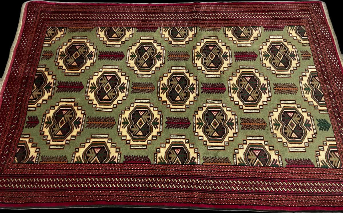 Persian rug of Turkoman style in dimensions 193 centimeters length by 130 centimeters width with mainly red and green colors — Perspective