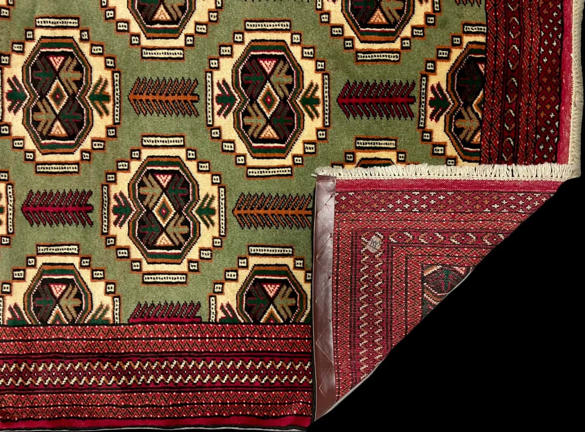 persischer Teppich im turkmenischer Stil in den Maßen 193 Zentimeter Länge mal 130 Zentimeter Breite mit überwiegend rot und grün Farben — Gefaltet