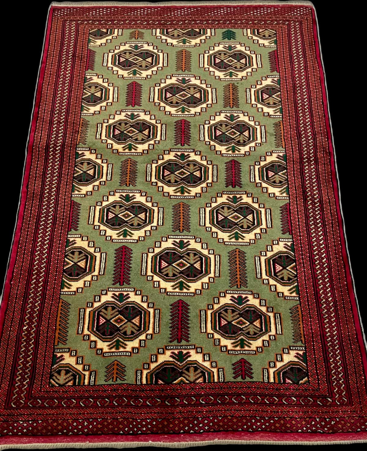 persischer Teppich im turkmenischer Stil in den Maßen 193 Zentimeter Länge mal 130 Zentimeter Breite mit überwiegend rot und grün Farben — Perspektive