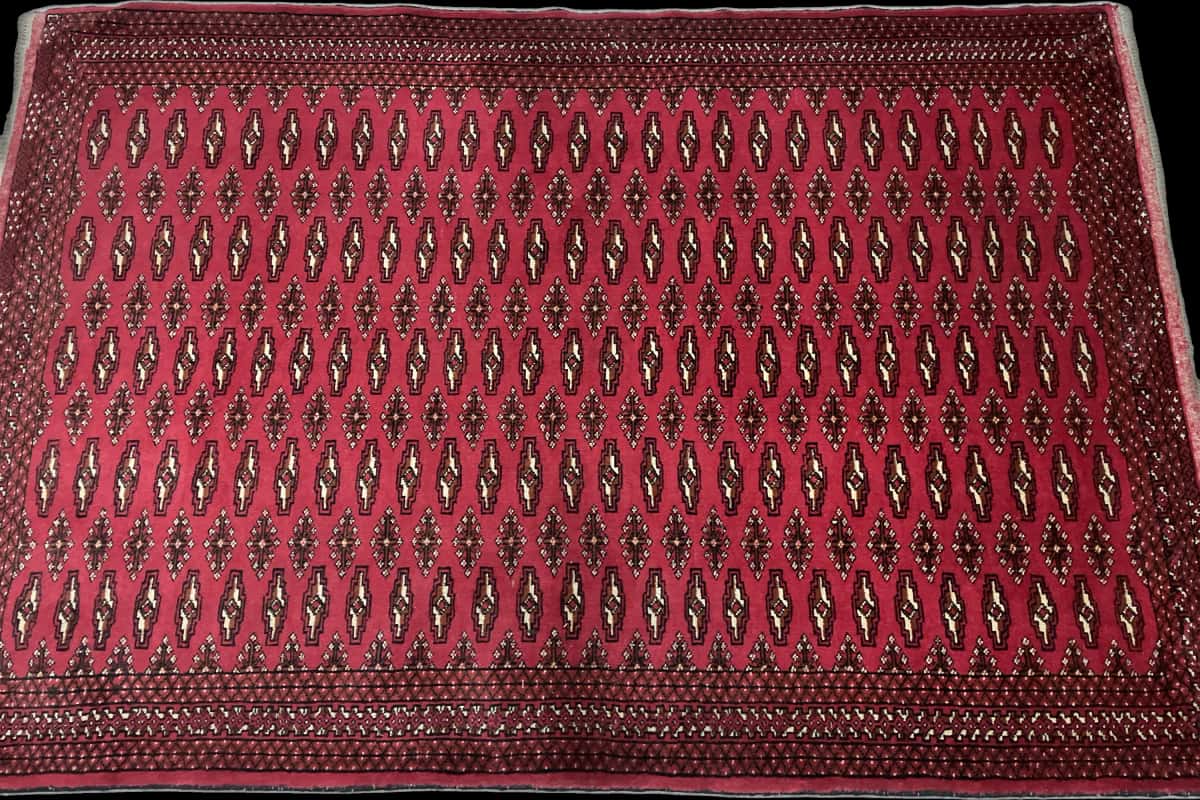 Persian rug of Turkoman style in dimensions 196 centimeters length by 132 centimeters width with mainly red colors — Perspective