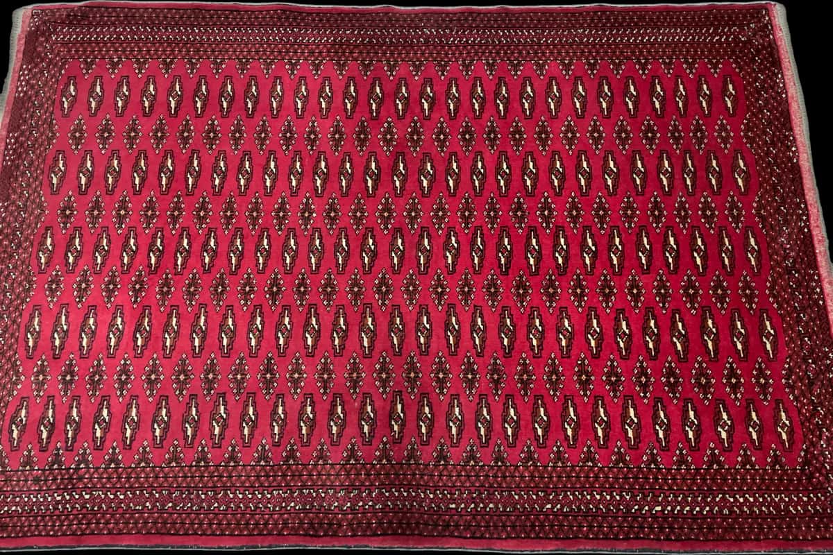 persischer Teppich im turkmenischer Stil in den Maßen 196 Zentimeter Länge mal 132 Zentimeter Breite mit überwiegend rot Farben — Perspektive