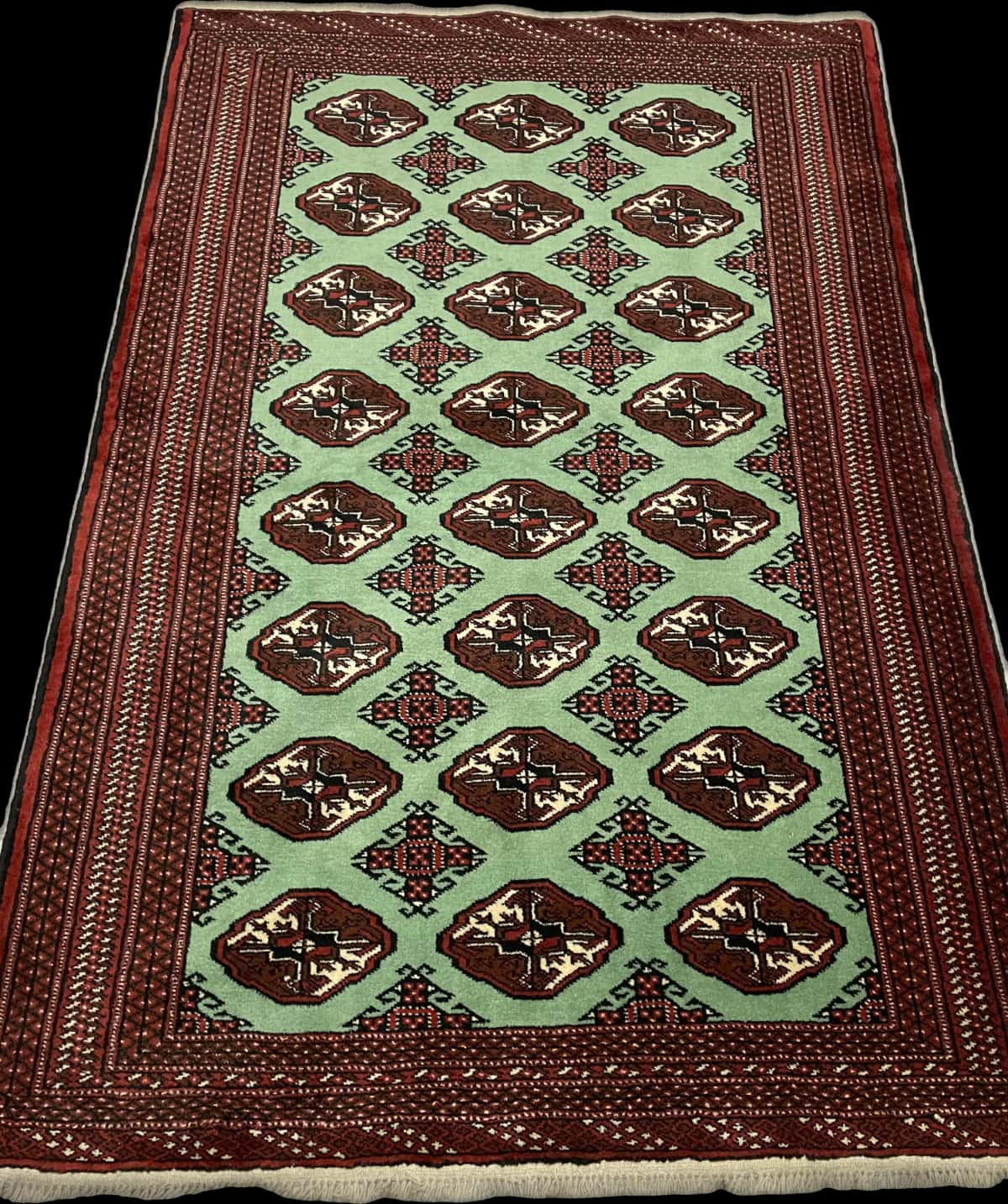 alfombra persa de estilo turcomana en dimensiones 198 centímetros de largo por 132 centímetros de ancho con colores principalmente verde — Perspectiva