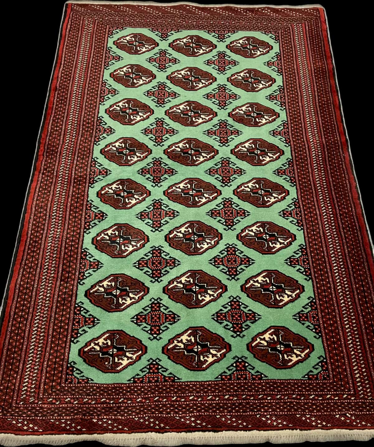 persischer Teppich im turkmenischer Stil in den Maßen 198 Zentimeter Länge mal 132 Zentimeter Breite mit überwiegend grün Farben — Perspektive