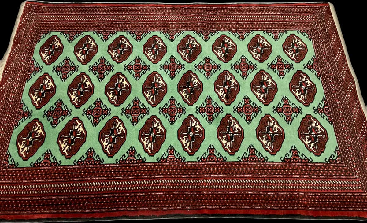 persischer Teppich im turkmenischer Stil in den Maßen 198 Zentimeter Länge mal 132 Zentimeter Breite mit überwiegend grün Farben — Perspektive