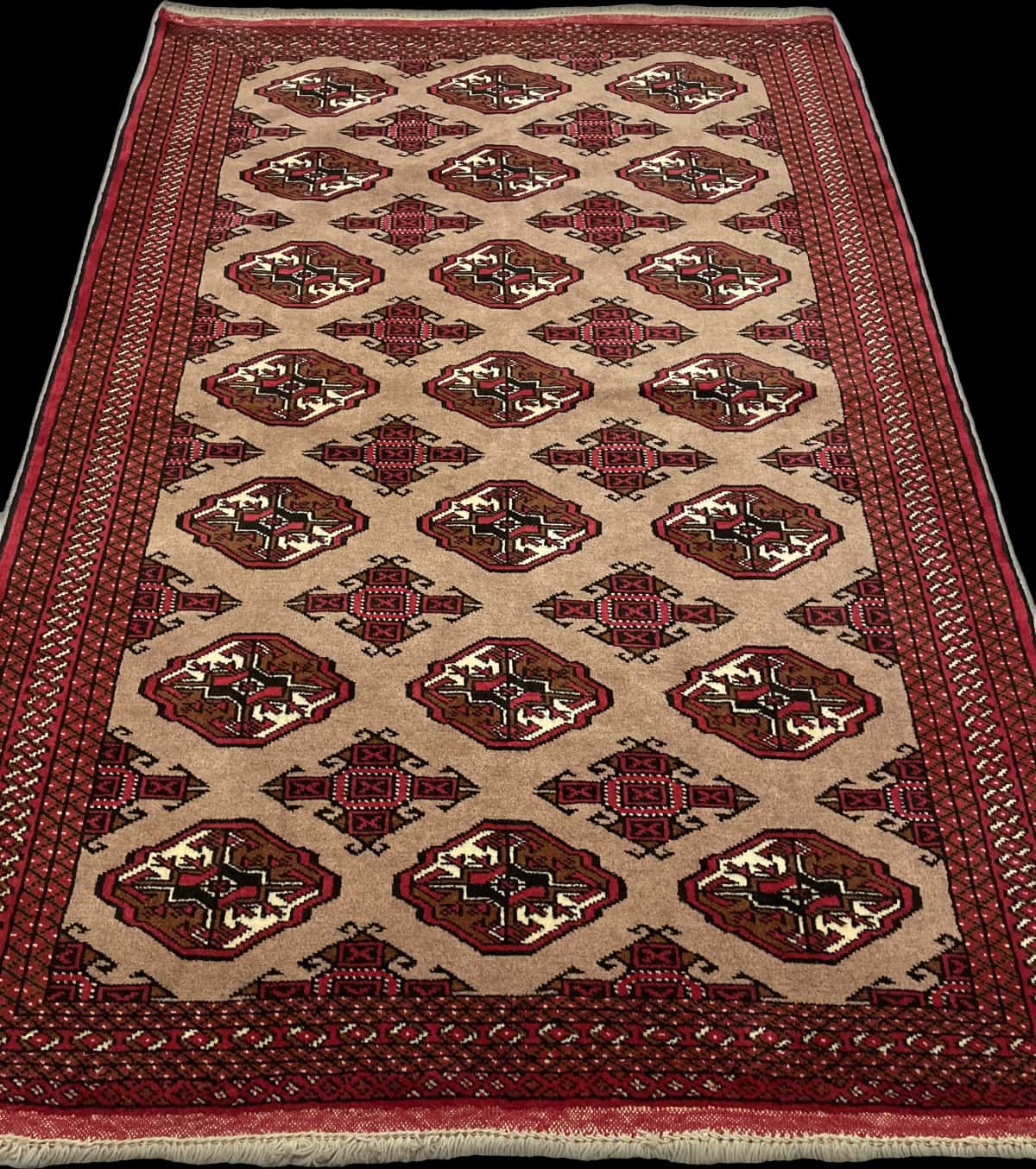 Persian rug of Turkoman style in dimensions 190 centimeters length by 130 centimeters width with mainly red and brown colors — Perspective