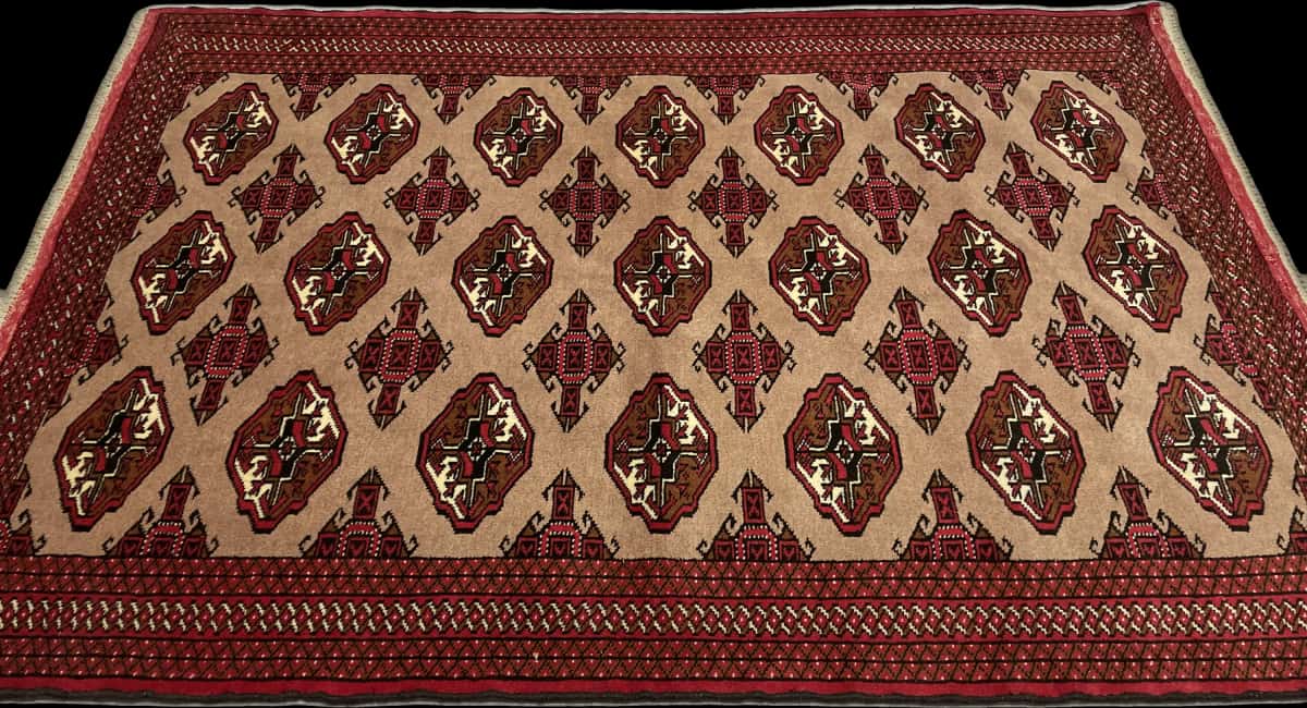 Persian rug of Turkoman style in dimensions 190 centimeters length by 130 centimeters width with mainly red and brown colors — Perspective