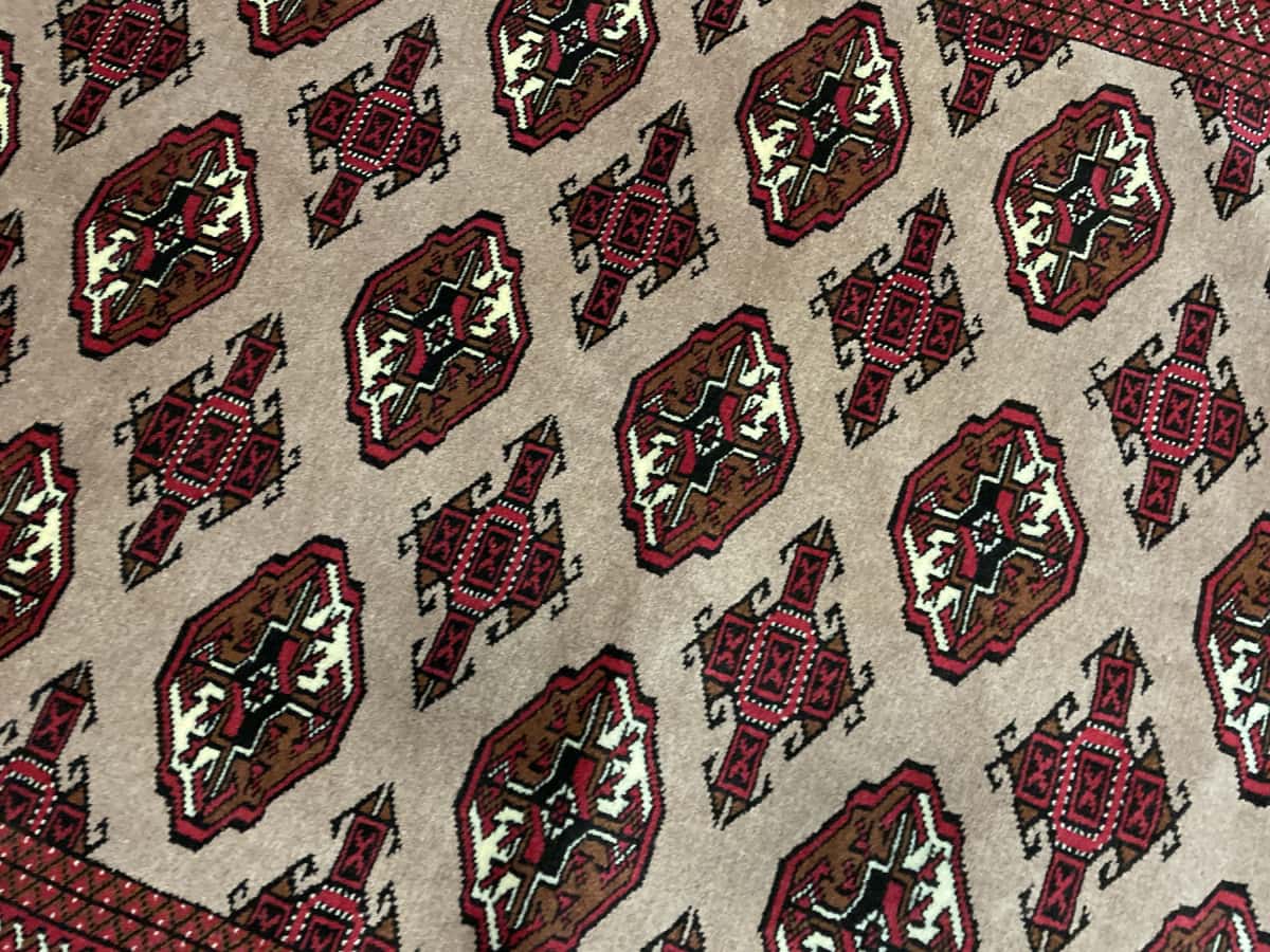 Persian rug of Turkoman style in dimensions 190 centimeters length by 130 centimeters width with mainly red and brown colors — Texture close-up