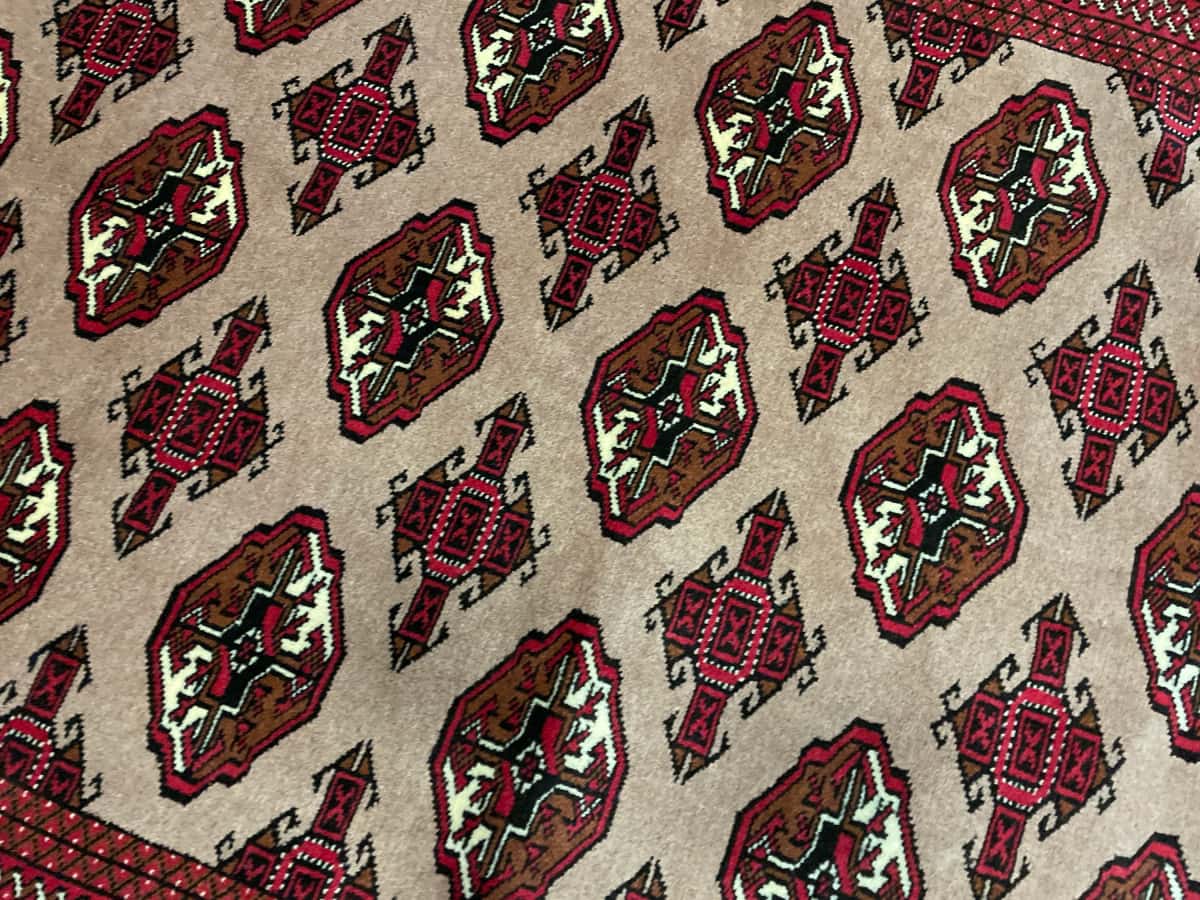 Persian rug of Turkoman style in dimensions 190 centimeters length by 130 centimeters width with mainly red and brown colors — Texture close-up