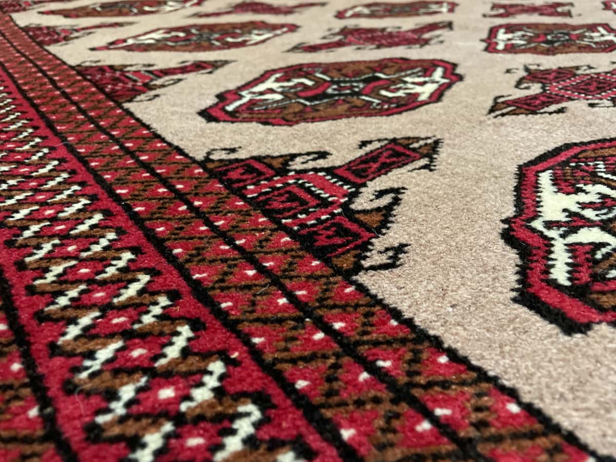 Persian rug of Turkoman style in dimensions 190 centimeters length by 130 centimeters width with mainly red and brown colors — Texture close-up