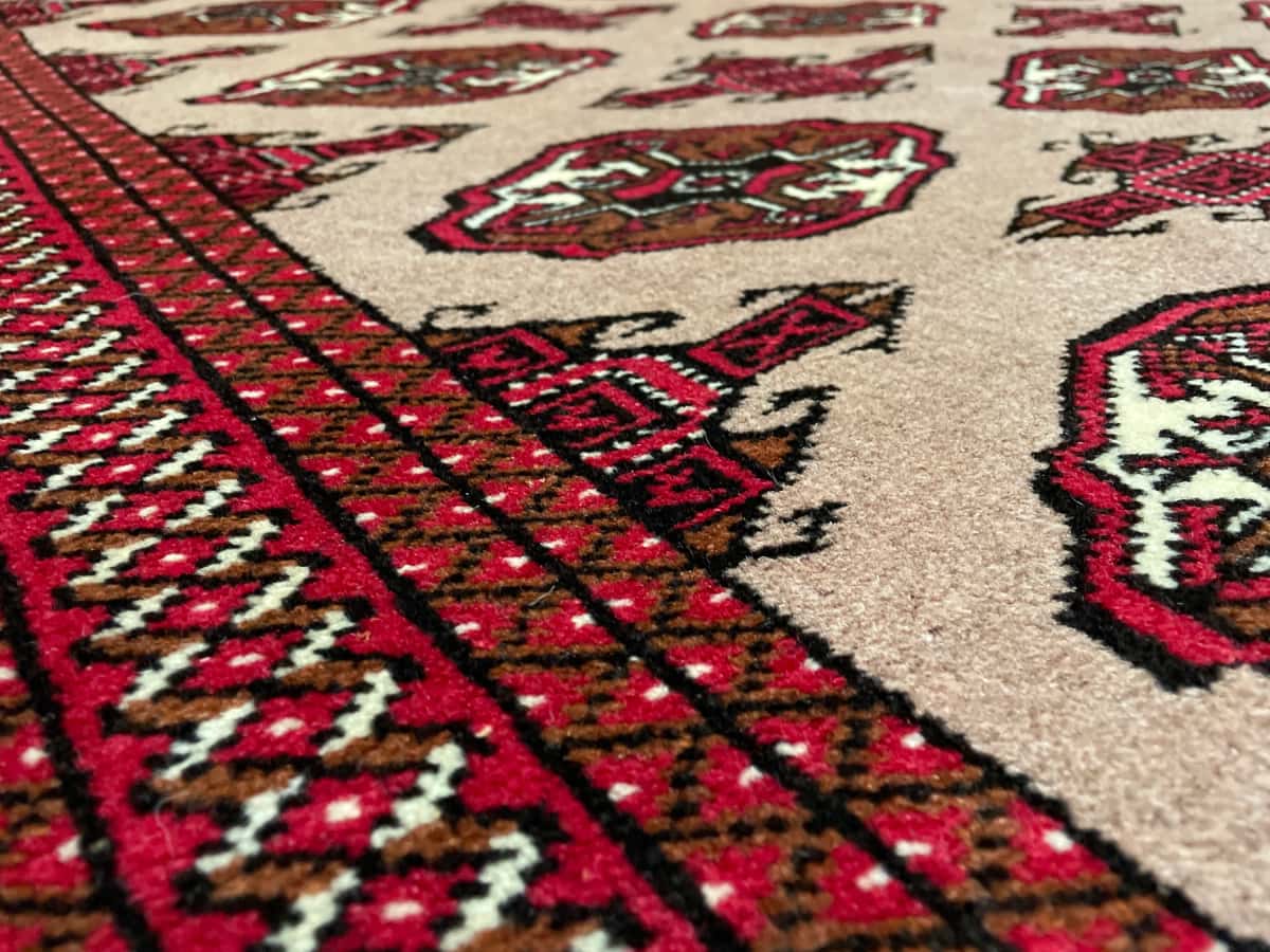 Persian rug of Turkoman style in dimensions 190 centimeters length by 130 centimeters width with mainly red and brown colors — Texture close-up
