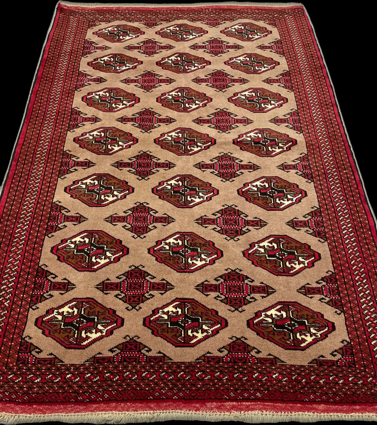 Persian rug of Turkoman style in dimensions 190 centimeters length by 130 centimeters width with mainly red and brown colors — Perspective