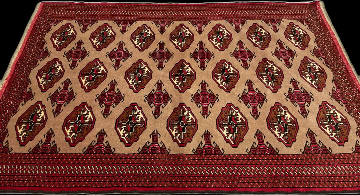 Persian rug of Turkoman style in dimensions 190 centimeters length by 130 centimeters width with mainly red and brown colors — Perspective