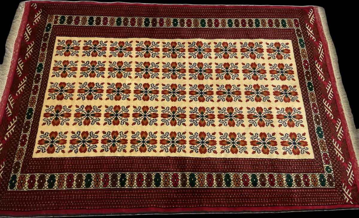 Persian rug of Turkoman style in dimensions 194 centimeters length by 132 centimeters width with mainly red and beige colors — Perspective