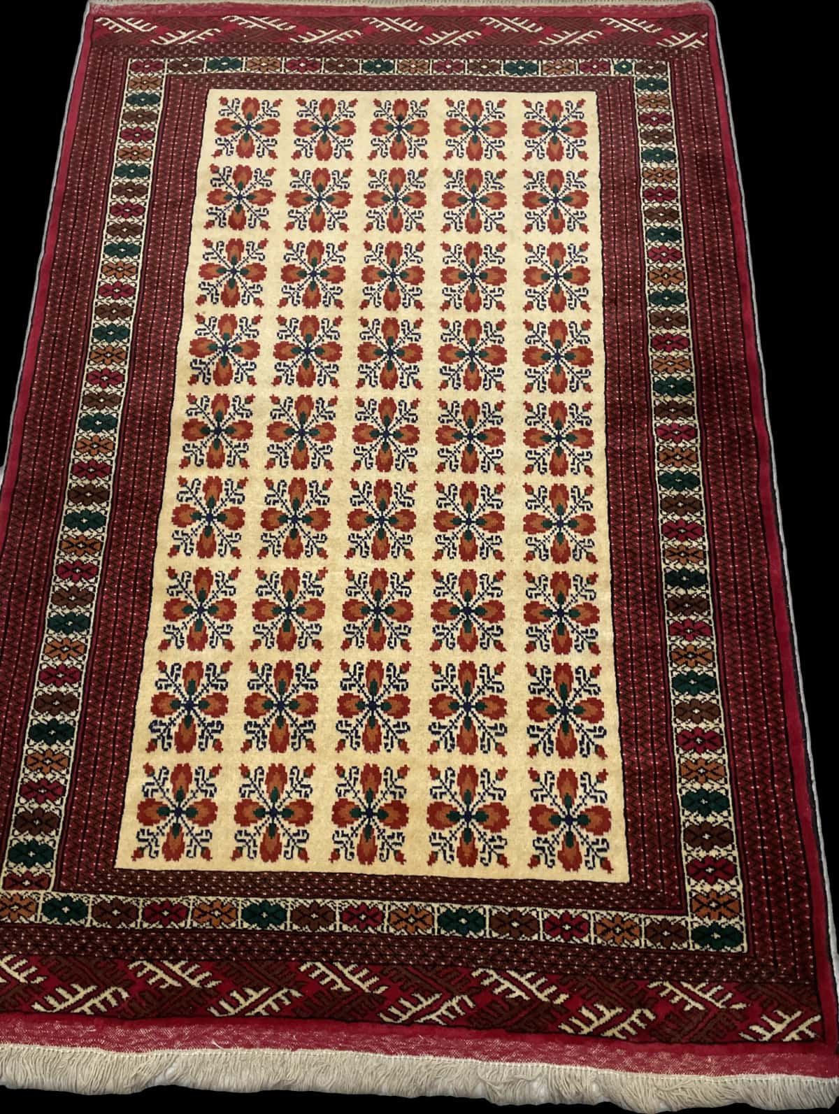 Persian rug of Turkoman style in dimensions 194 centimeters length by 132 centimeters width with mainly red and beige colors — Perspective