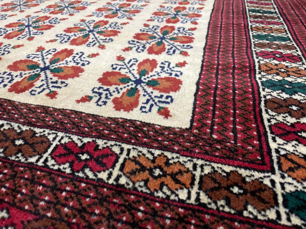 Persian rug of Turkoman style in dimensions 194 centimeters length by 132 centimeters width with mainly red and beige colors — Texture close-up