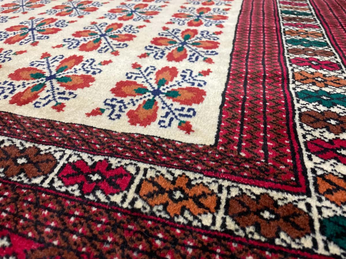 Persian rug of Turkoman style in dimensions 194 centimeters length by 132 centimeters width with mainly red and yellow colors — Texture close-up
