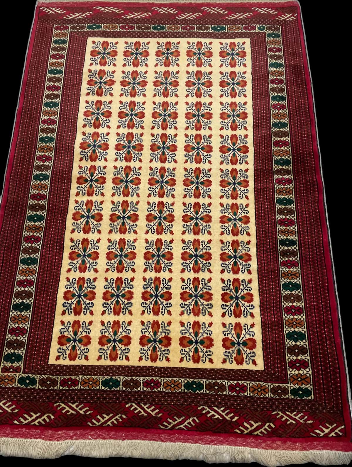 Persian rug of Turkoman style in dimensions 194 centimeters length by 132 centimeters width with mainly red and yellow colors — Perspective