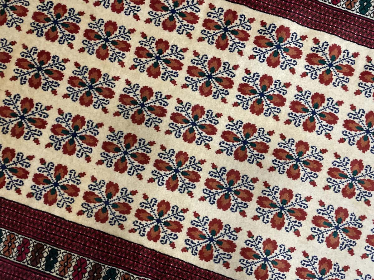 Persian rug of Turkoman style in dimensions 194 centimeters length by 132 centimeters width with mainly red and beige colors — Perspective