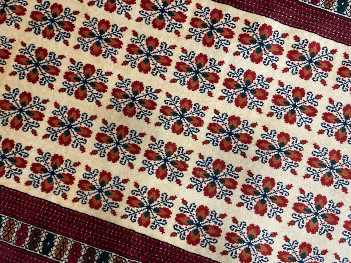 Persian rug of Turkoman style in dimensions 194 centimeters length by 132 centimeters width with mainly red and yellow colors — Perspective