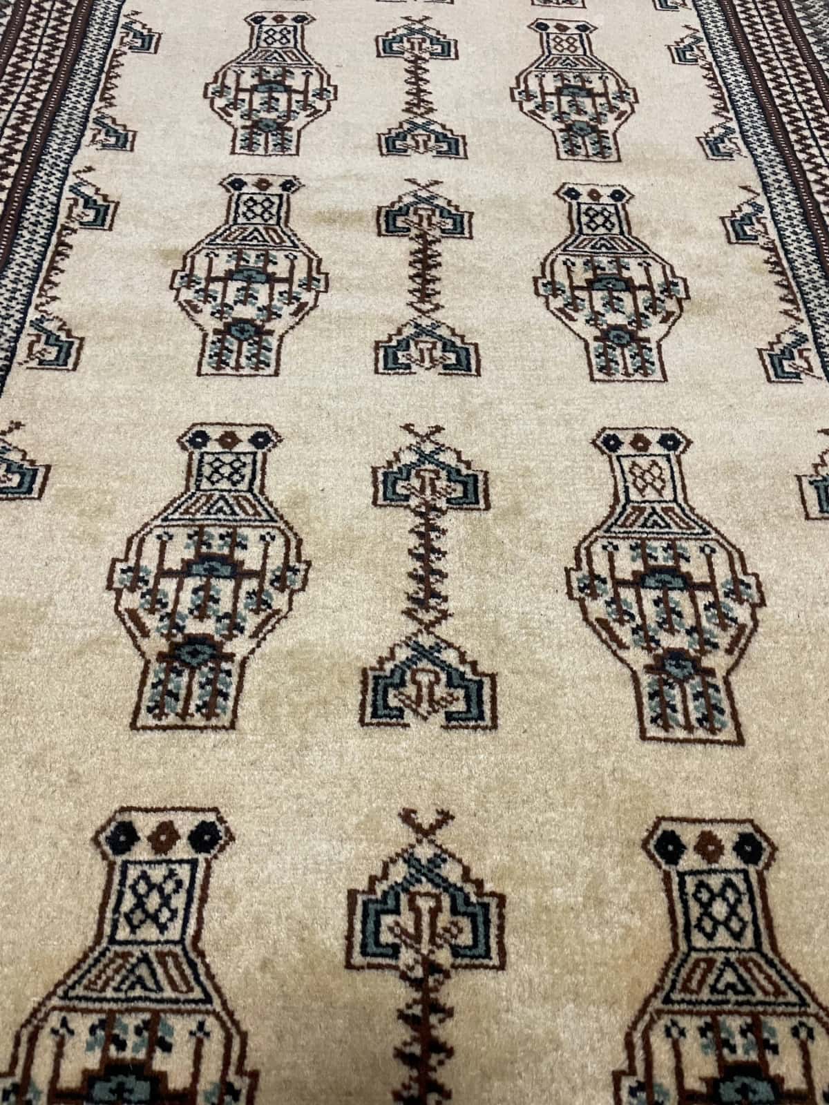 Persian rug in dimensions 192 centimeters length by 130 centimeters width with mainly yellow colors — Texture close-up