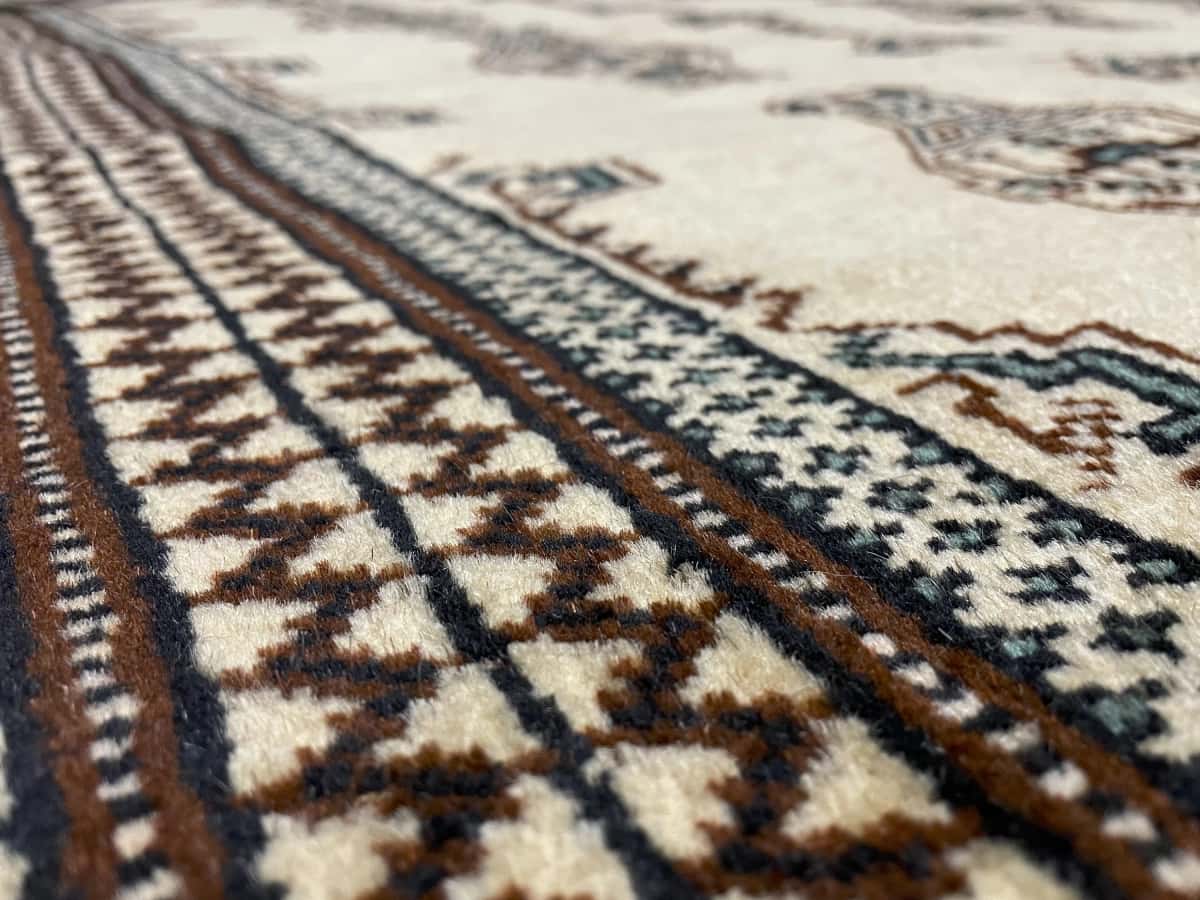 Persian rug in dimensions 192 centimeters length by 130 centimeters width with mainly yellow colors — Texture close-up