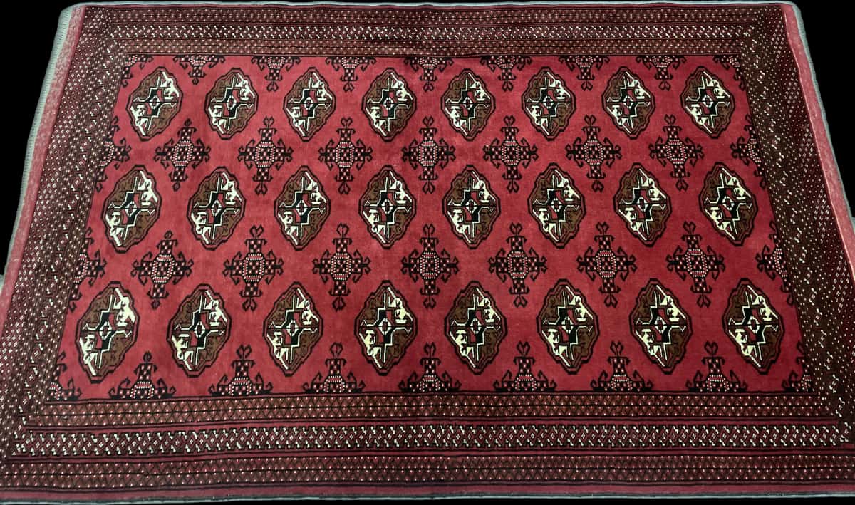 alfombra persa de estilo turcomana en dimensiones 203 centímetros de largo por 132 centímetros de ancho con colores principalmente rojo — Perspectiva