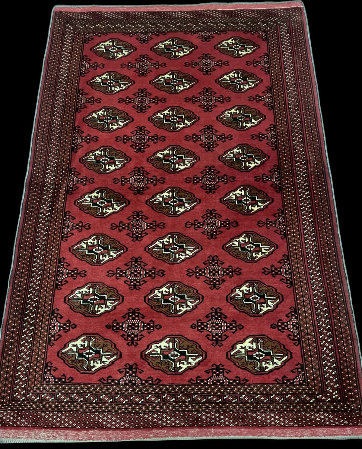 alfombra persa de estilo turcomana en dimensiones 203 centímetros de largo por 132 centímetros de ancho con colores principalmente rojo — Perspectiva