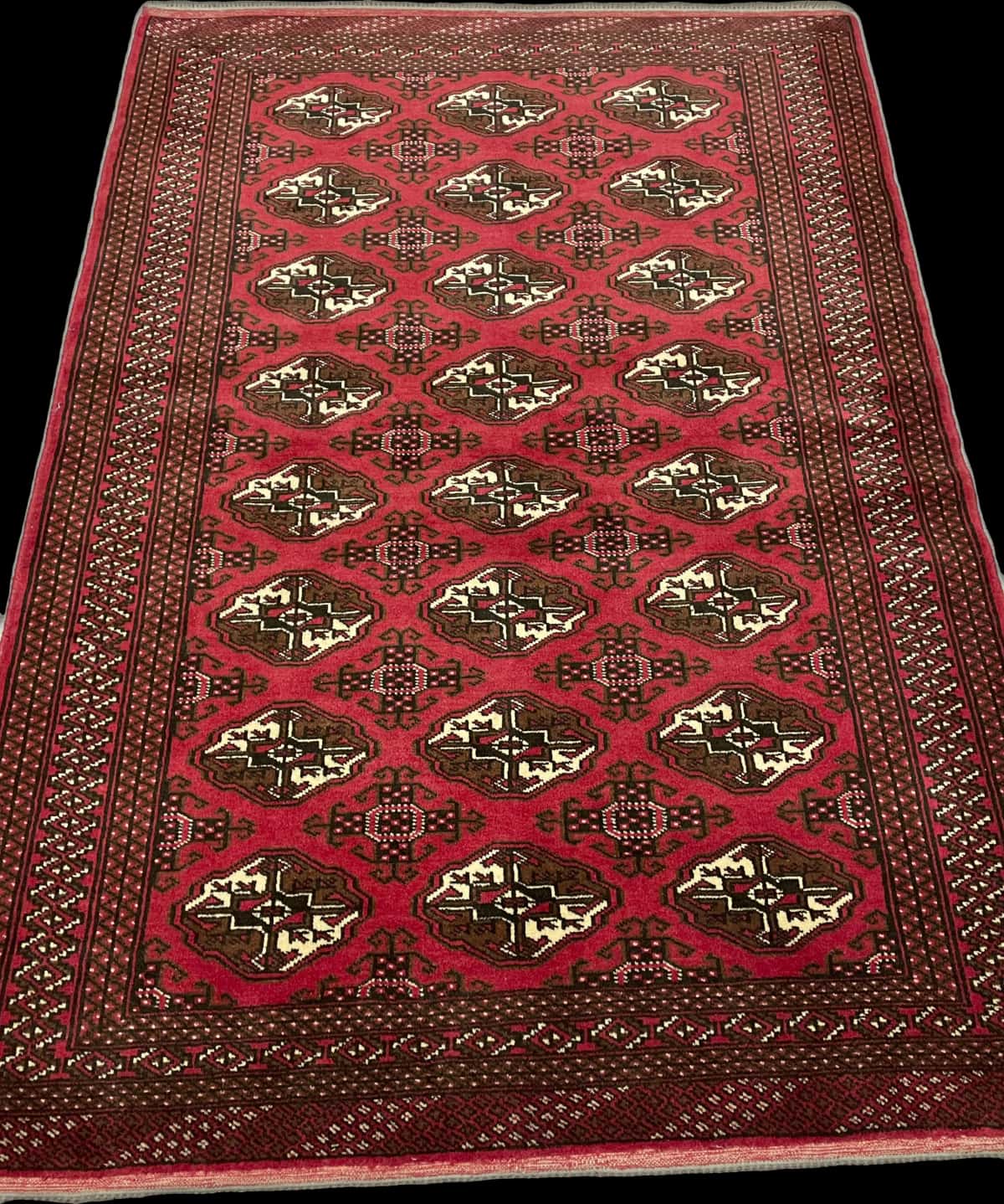 Persian rug of Turkoman style in dimensions 196 centimeters length by 135 centimeters width with mainly red colors — Perspective