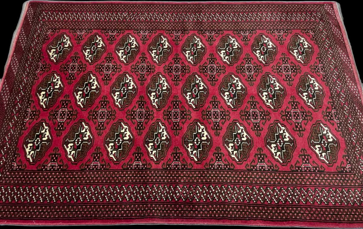 Persian rug of Turkoman style in dimensions 196 centimeters length by 135 centimeters width with mainly red colors — Perspective