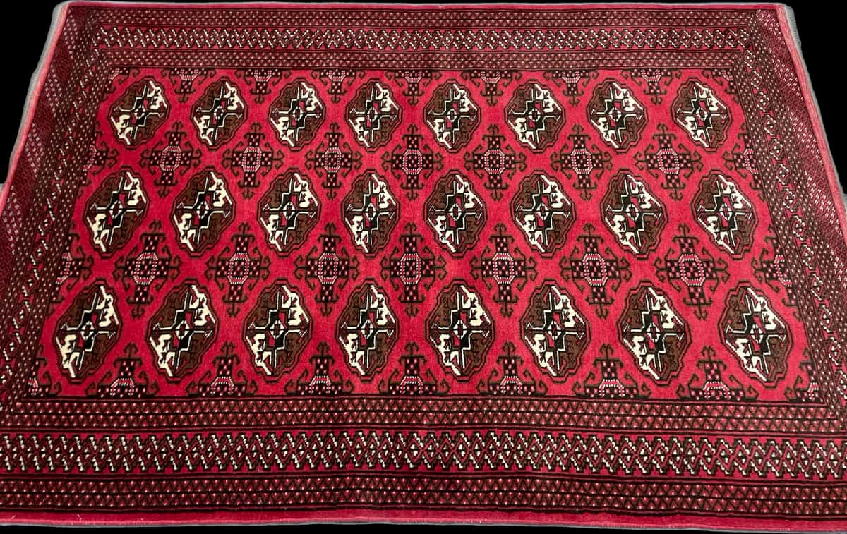 persischer Teppich im turkmenischer Stil in den Maßen 196 Zentimeter Länge mal 135 Zentimeter Breite mit überwiegend rot Farben — Perspektive