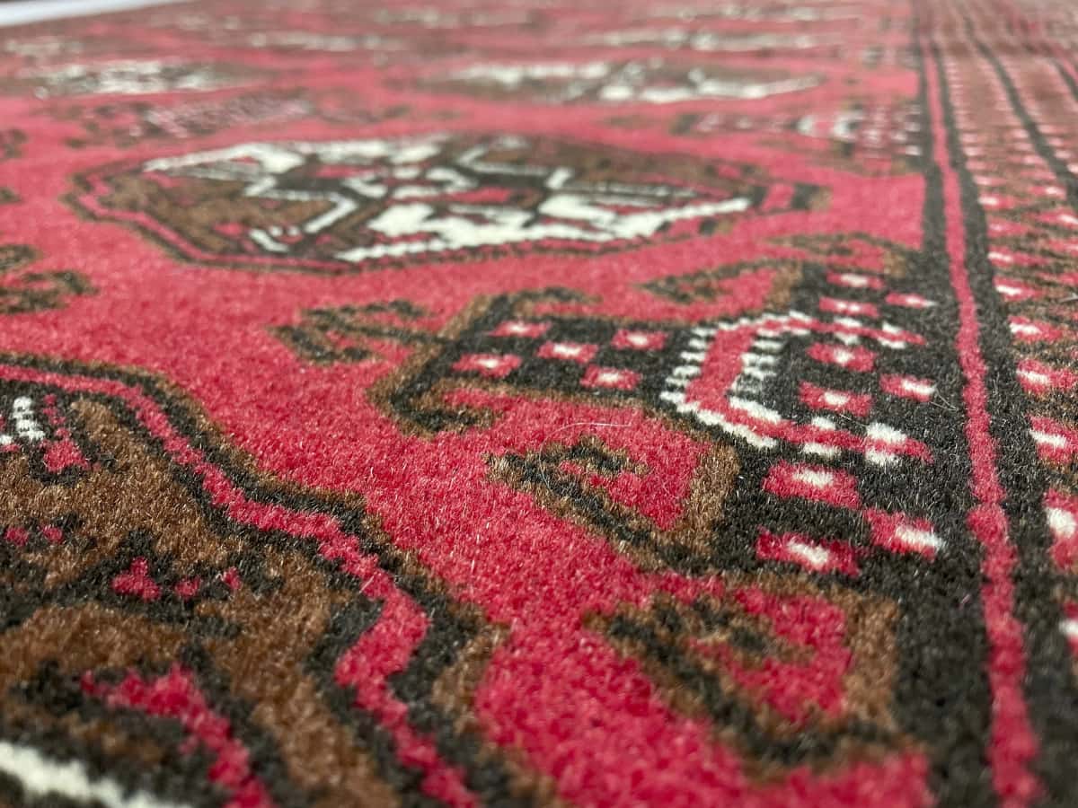 Persian rug of Turkoman style in dimensions 196 centimeters length by 135 centimeters width with mainly red colors — Perspective