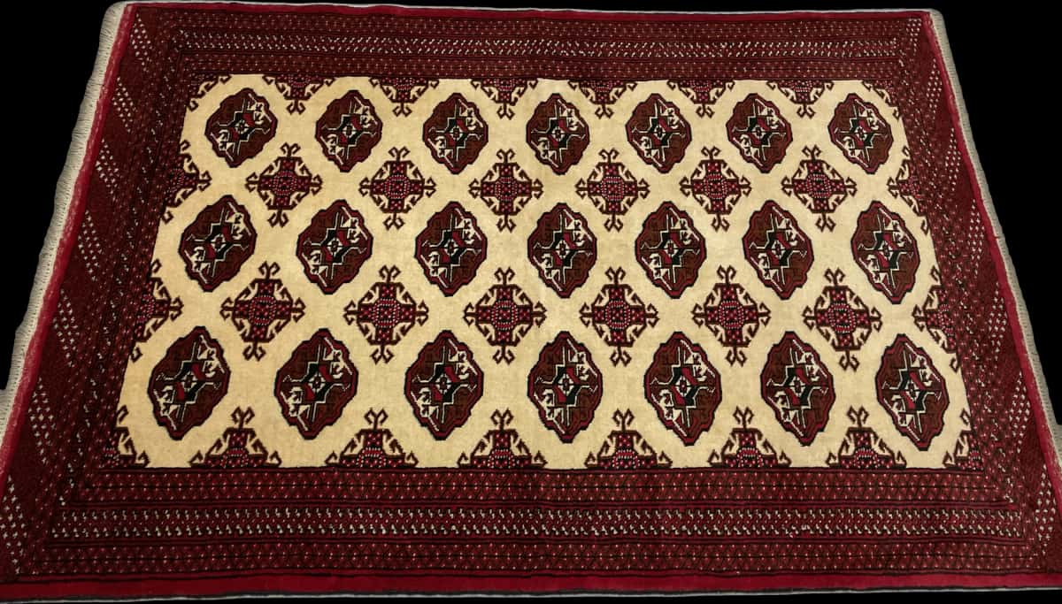 alfombra persa de estilo turcomana en dimensiones 190 centímetros de largo por 132 centímetros de ancho con colores principalmente beige — Perspectiva