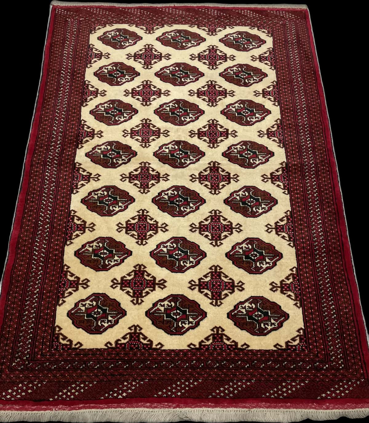 alfombra persa de estilo turcomana en dimensiones 190 centímetros de largo por 132 centímetros de ancho con colores principalmente beige — Perspectiva