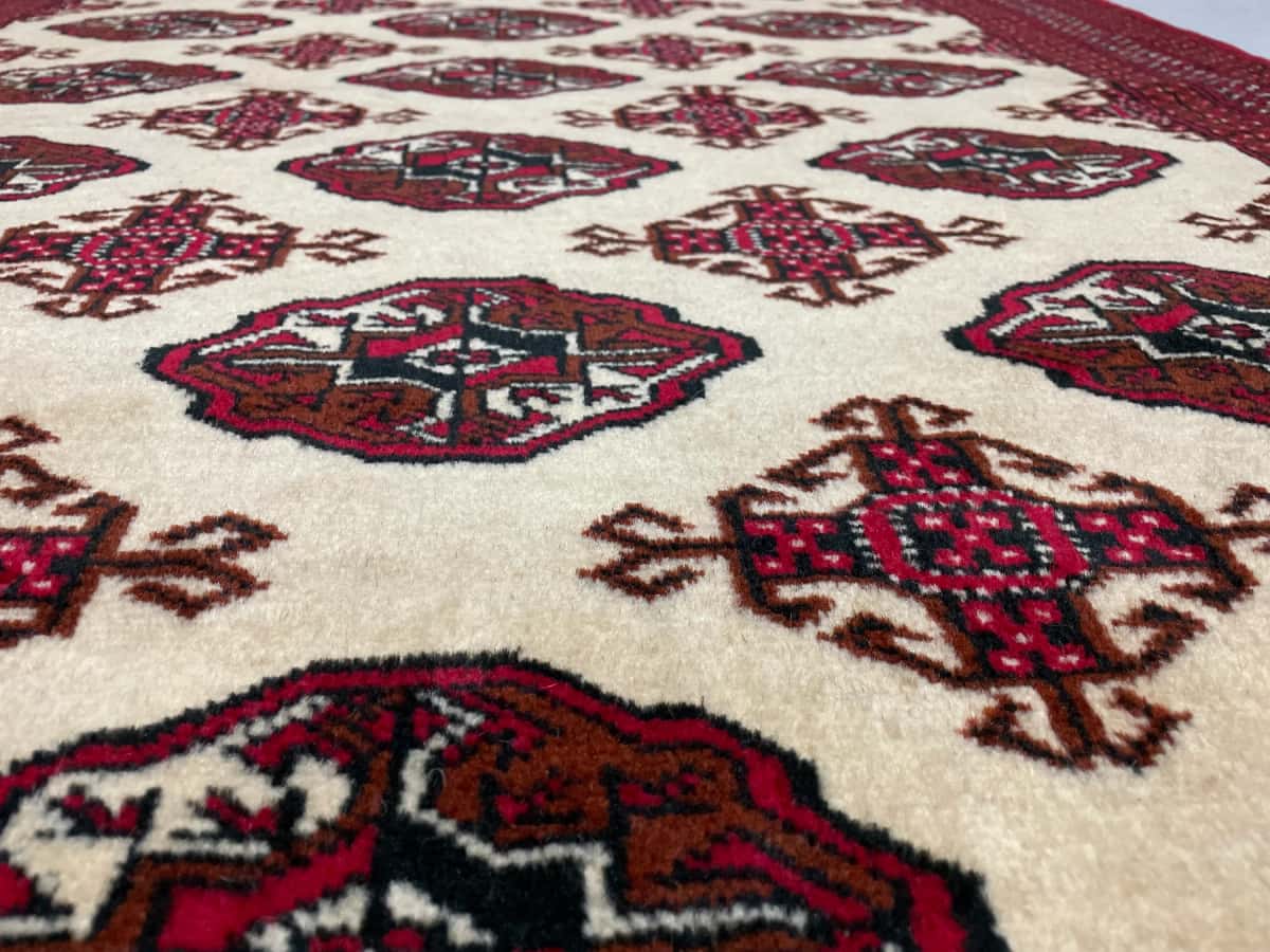 persischer Teppich im turkmenischer Stil in den Maßen 190 Zentimeter Länge mal 132 Zentimeter Breite mit überwiegend beige Farben — Nahaufnahme der Textur
