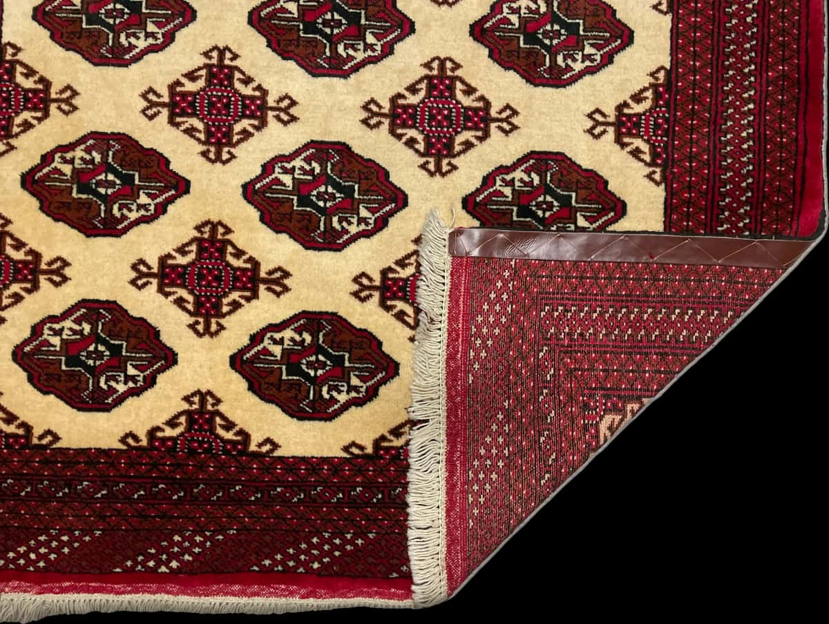 persischer Teppich im turkmenischer Stil in den Maßen 190 Zentimeter Länge mal 132 Zentimeter Breite mit überwiegend beige Farben — Gefaltet