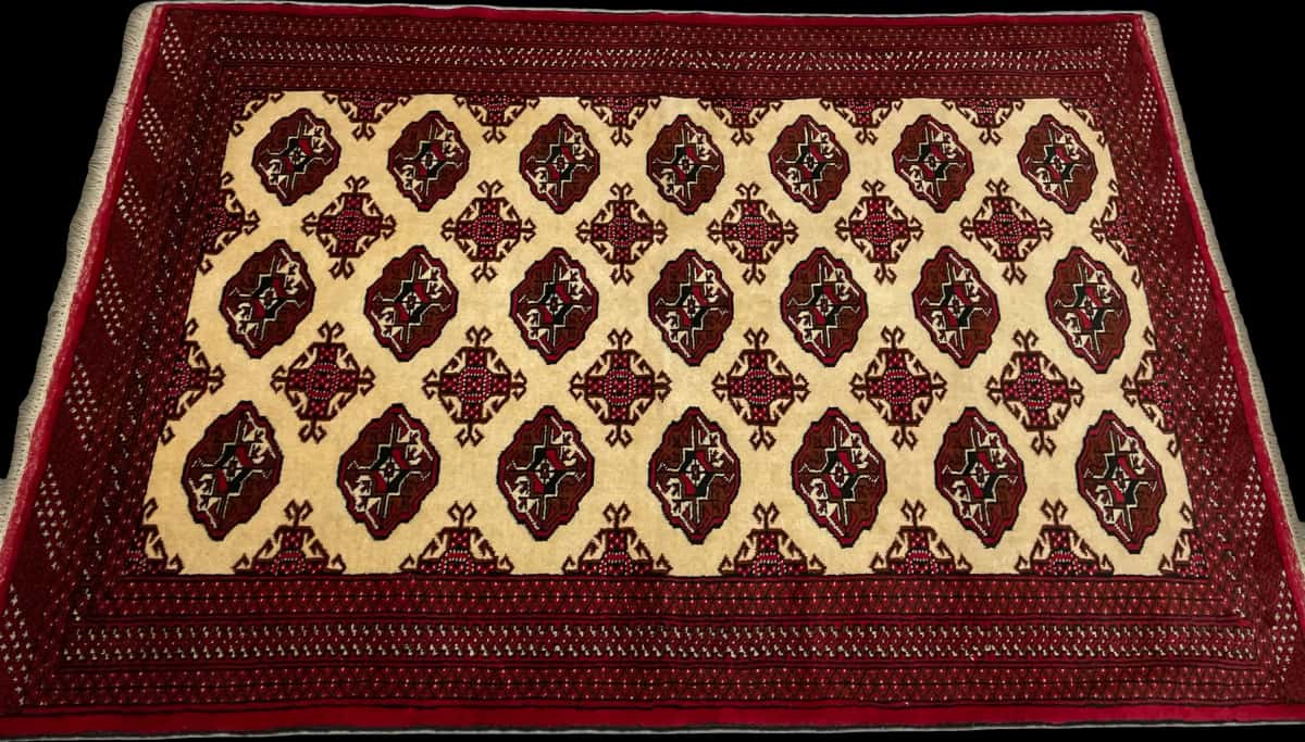 persischer Teppich im turkmenischer Stil in den Maßen 190 Zentimeter Länge mal 132 Zentimeter Breite mit überwiegend beige Farben — Perspektive