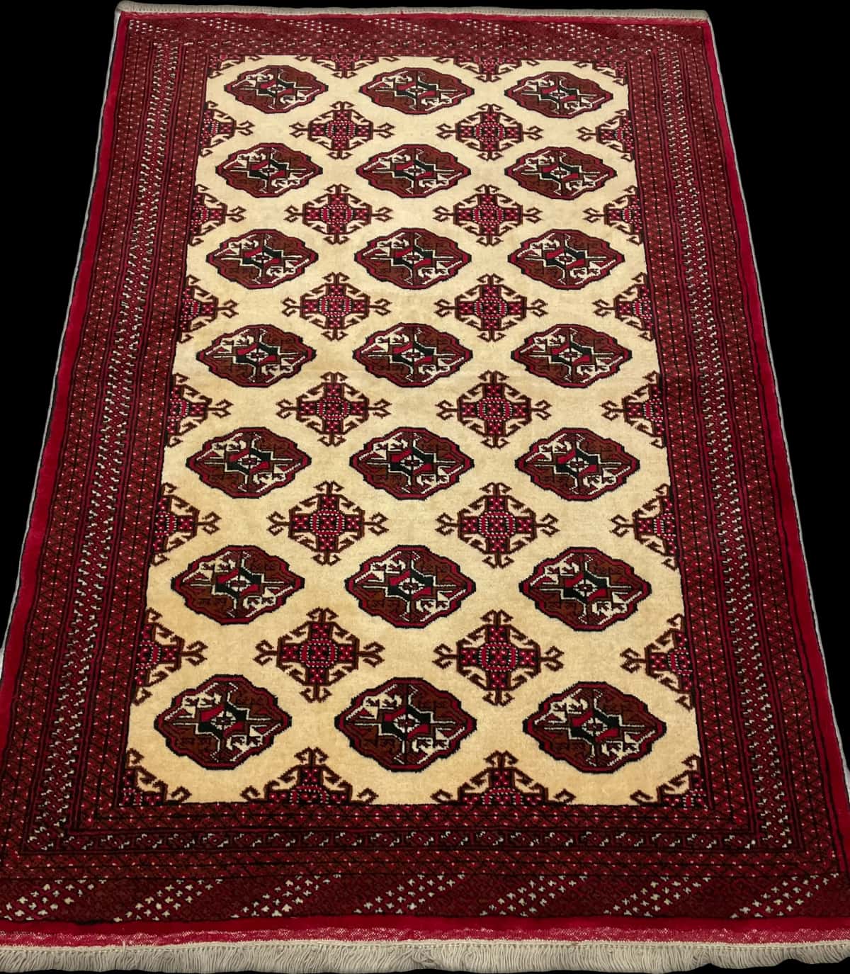 persischer Teppich im turkmenischer Stil in den Maßen 190 Zentimeter Länge mal 132 Zentimeter Breite mit überwiegend beige Farben — Perspektive