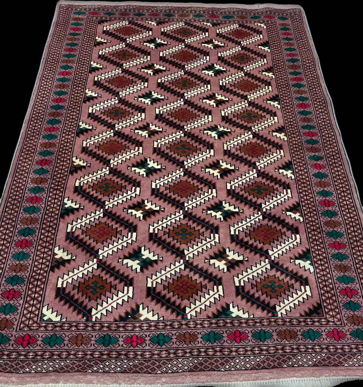 Persian rug of Turkoman style in dimensions 200 centimeters length by 133 centimeters width with mainly brown colors — Perspective