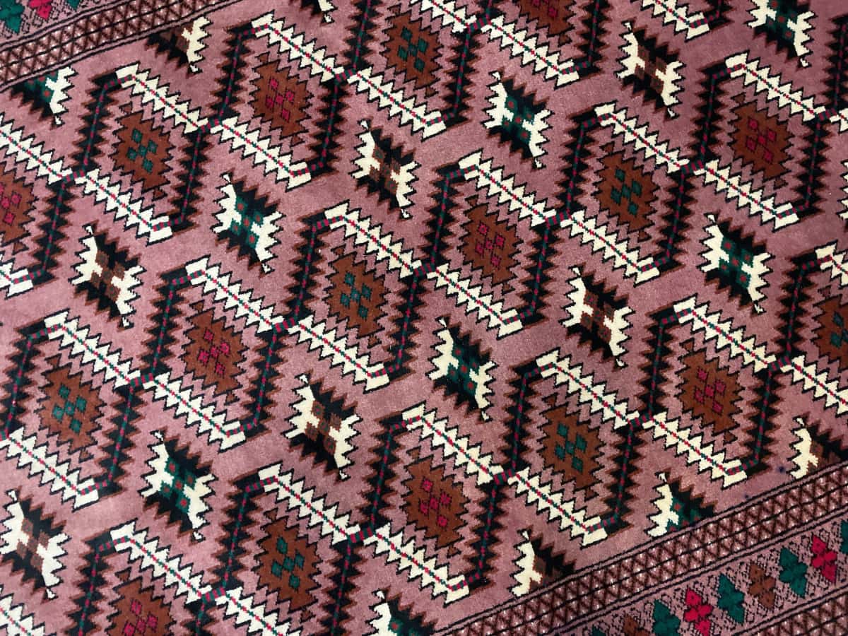 Persian rug of Turkoman style in dimensions 200 centimeters length by 133 centimeters width with mainly brown colors — Texture close-up