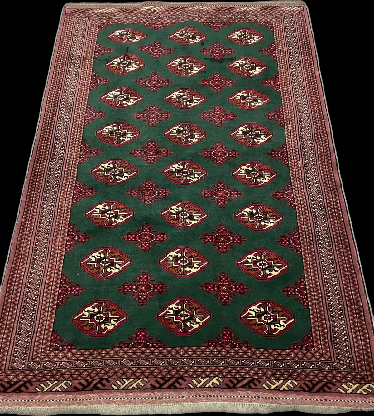 alfombra persa de estilo turcomana en dimensiones 196 centímetros de largo por 132 centímetros de ancho con colores principalmente verde — Perspectiva